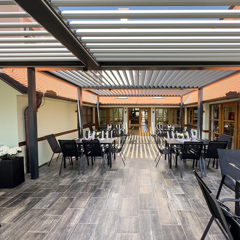 Bioklimatická pergola na zahradní terase ROLLO