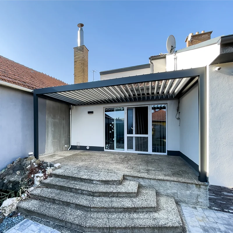 Bioklimatická pergola na zahradě rodinného domu ROLLO