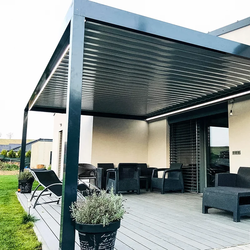 Bioklimatická pergola na terase u domu ROLLO