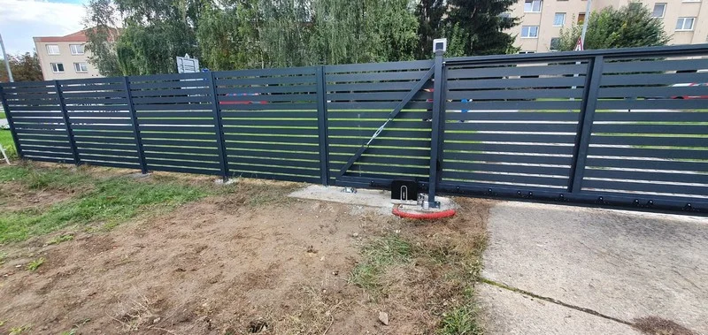 Lamelový plot v antracituStrážnice