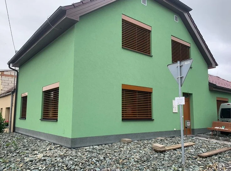Žaluzie s přiznaným krycím plechem ROLLO