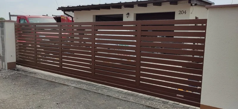 Samonosná brána hnědá